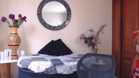 Nicole Santana online show from February 24, 8:18 pm