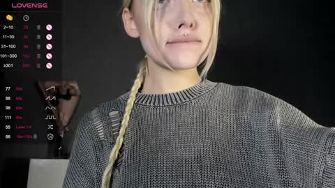 Snapshot of nicole_yo chatting on December 6, 9:57 pm Mary online show from December 6, 9:57 pm