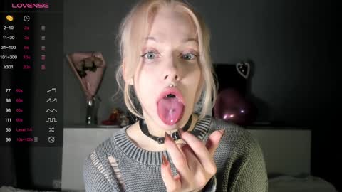 Snapshot of nicole_yo chatting on December 11, 6:25 am Mary online show from December 11, 6:25 am