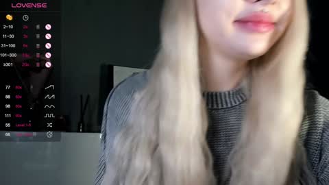 Snapshot of nicole_yo chatting on December 15, 11:42 pm Mary online show from December 15, 11:42 pm