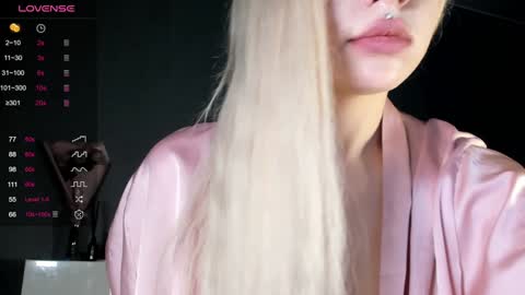 Snapshot of nicole_yo chatting on December 22, 9:42 pm Mary online show from December 22, 9:42 pm