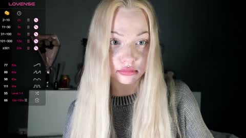 Snapshot of nicole_yo chatting on December 23, 12:46 am Mary online show from December 23, 12:46 am