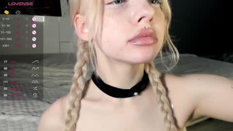 Snapshot of nicole_yo chatting on December 27, 6:35 am Mary online show from December 27, 6:35 am