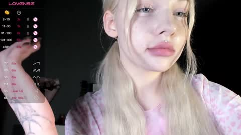 Snapshot of nicole_yo chatting on January 2, 12:13 am Mary online show from January 2, 12:13 am