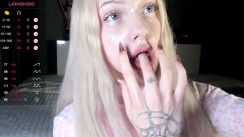 Snapshot of nicole_yo chatting on January 2, 3:15 am Mary online show from January 2, 3:15 am