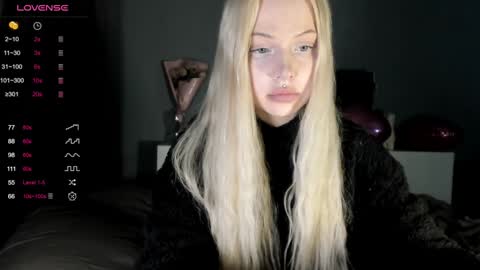 Snapshot of nicole_yo chatting on January 19, 8:19 pm Mary online show from January 19, 8:19 pm