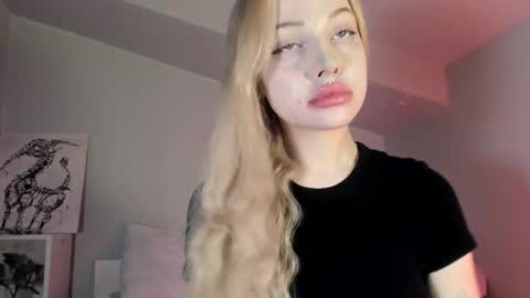 Snapshot of nicole_yo chatting on February 15, 7:27 am Mary online show from February 15, 7:27 am