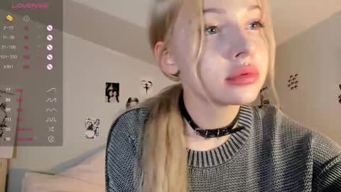 Snapshot of nicole_yo chatting on February 25, 8:19 pm Mary online show from February 25, 8:19 pm