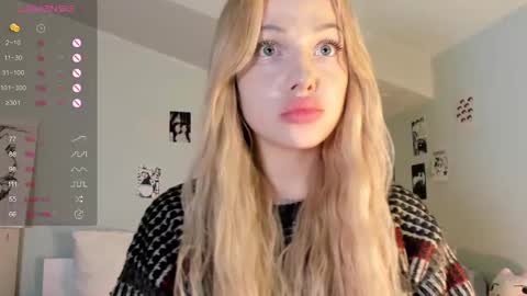 Snapshot of nicole_yo chatting on February 28, 4:43 am Mary online show from February 28, 4:43 am