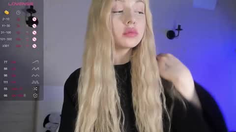 Snapshot of nicole_yo chatting on March 5, 1:42 am Mary online show from March 5, 1:42 am