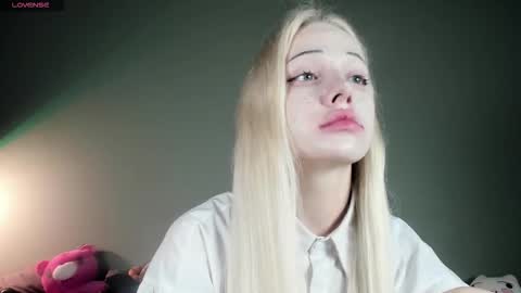 Snapshot of nicole_yo chatting on September 21, 2:35 am Mary online show from September 21, 2:35 am