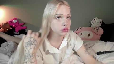 Snapshot of nicole_yo chatting on October 23, 4:01 am Mary online show from October 23, 4:01 am