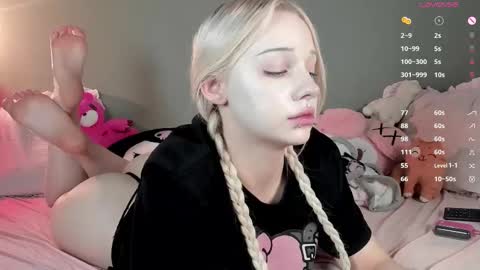 Snapshot of nicole_yo chatting on October 29, 1:02 pm Mary online show from October 29, 1:02 pm