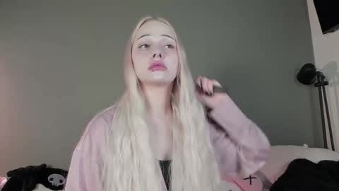 Snapshot of nicole_yo chatting on December 3, 9:51 am Mary online show from December 3, 9:51 am