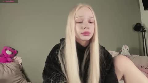 Snapshot of nicole_yo chatting on December 15, 11:53 pm Mary online show from December 15, 11:53 pm