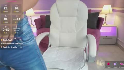 Snapshot of nicolecrawft chatting on October 3, 7:11 pm Nicole Crawft online show from October 3, 7:11 pm