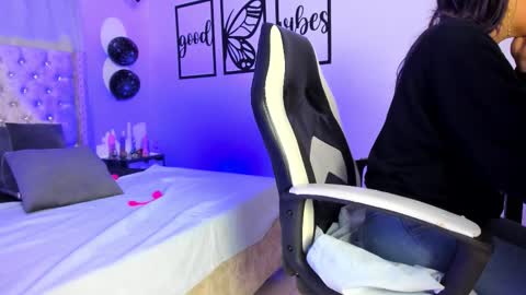 nicolee millerr online show from November 12, 11:54 am