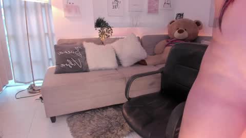 Nicolle online show from February 26, 8:22 pm