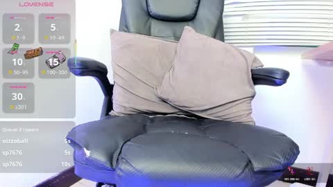 nicolle_smithh_ online show from May 7, 11:59 am