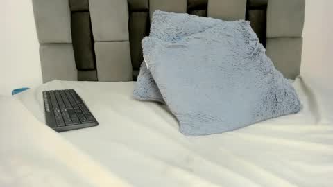 nicolle_smithh_ online show from May 11, 4:04 pm