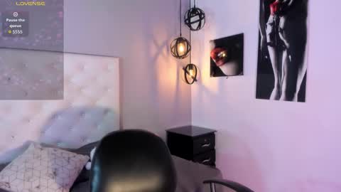 Nicolle online show from December 5, 2:25 pm