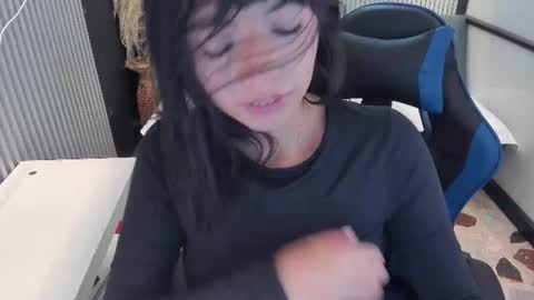 Snapshot of nicolross_ chatting on June 10, 9:35 pm NicolRoss online show from June 10, 9:35 pm