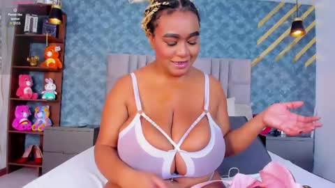 Snapshot of niiamoore_ chatting on May 11, 7:44 pm NiiaMoore online show from May 11, 7:44 pm