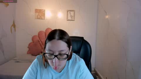 Snapshot of niickyjones chatting on May 8, 11:32 pm Anni online show from May 8, 11:32 pm