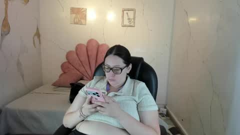 Snapshot of niickyjones chatting on June 5, 4:30 am Anni online show from June 5, 4:30 am