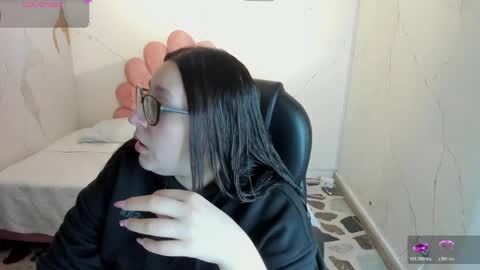 Snapshot of niickyjones chatting on June 9, 7:09 am Anni online show from June 9, 7:09 am