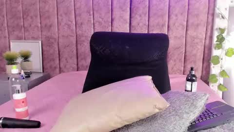 Nicolle  online show from November 19, 8:09 pm