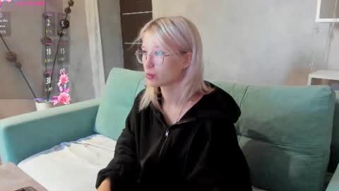 Snapshot of nika_sm chatting on August 9, 9:25 am Nika Sm online show from August 9, 9:25 am