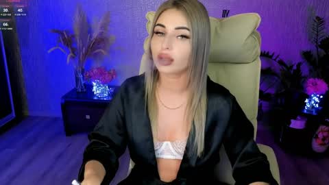 Snapshot of nikastill_ chatting on June 5, 9:31 pm NikaStill online show from June 5, 9:31 pm