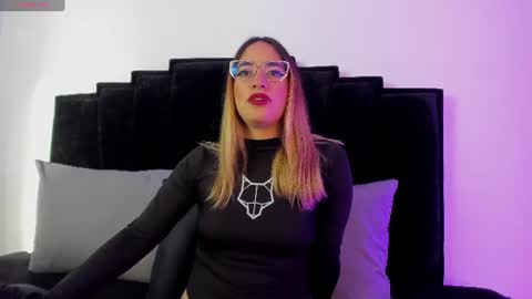 Snapshot of nikholle_ chatting on July 20, 1:24 pm Nikholle online show from July 20, 1:24 pm