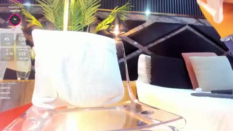 Snapshot of nikii_white chatting on January 10, 2:57 am nikii_white online show from January 10, 2:57 am