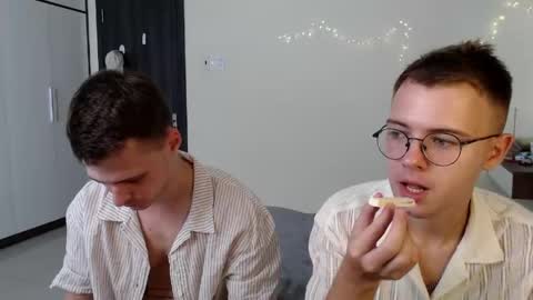 Snapshot of nikikerry_cum_ chatting on June 6, 9:25 am nikikerry_cum_ online show from June 6, 9:25 am