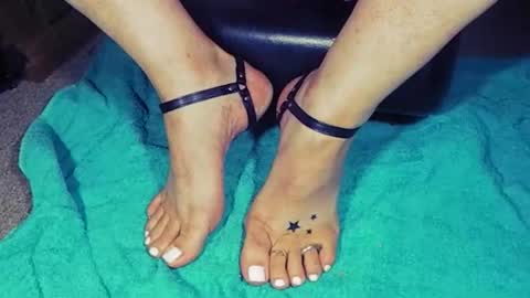 Snapshot of nikisissyfeet chatting on January 19, 2:26 am nikisissyfeet online show from January 19, 2:26 am