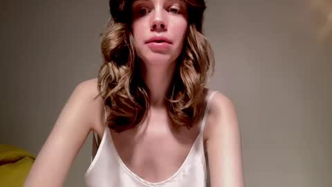 Snapshot of nikki_mi chatting on December 7, 10:12 am Nikki online show from December 7, 10:12 am