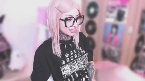 Nikki Ramone   online show from January 9, 11:13 am