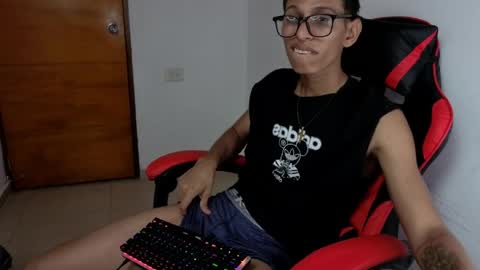 Snapshot of niklaus_wolf chatting on March 22, 12:58 am niklaus_wolf online show from March 22, 12:58 am
