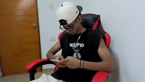 Snapshot of niklaus_wolf chatting on March 23, 4:38 am niklaus_wolf online show from March 23, 4:38 am