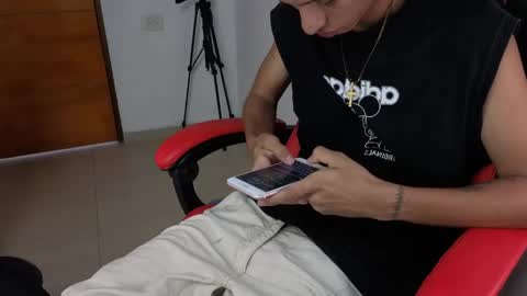 Snapshot of niklaus_wolf chatting on March 31, 7:14 pm niklaus_wolf online show from March 31, 7:14 pm