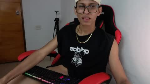 Snapshot of niklaus_wolf chatting on April 3, 5:38 am niklaus_wolf online show from April 3, 5:38 am