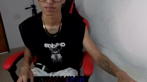 Snapshot of niklaus_wolf chatting on April 6, 5:03 pm niklaus_wolf online show from April 6, 5:03 pm