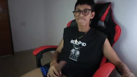 Snapshot of niklaus_wolf chatting on April 17, 5:32 am niklaus_wolf online show from April 17, 5:32 am