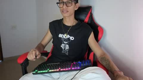 Snapshot of niklaus_wolf chatting on April 17, 7:06 pm niklaus_wolf online show from April 17, 7:06 pm