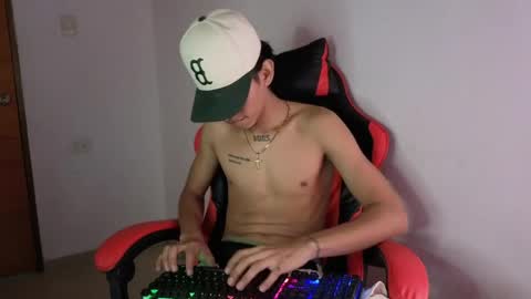 Snapshot of niklaus_wolf chatting on April 19, 12:00 am niklaus_wolf online show from April 19, 12:00 am