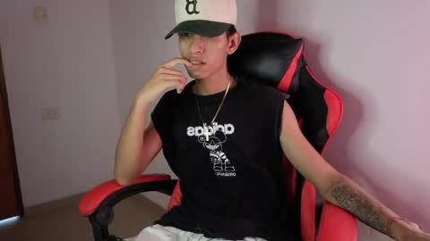 Snapshot of niklaus_wolf chatting on April 20, 5:59 pm niklaus_wolf online show from April 20, 5:59 pm
