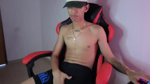 Snapshot of niklaus_wolf chatting on April 21, 6:55 pm niklaus_wolf online show from April 21, 6:55 pm