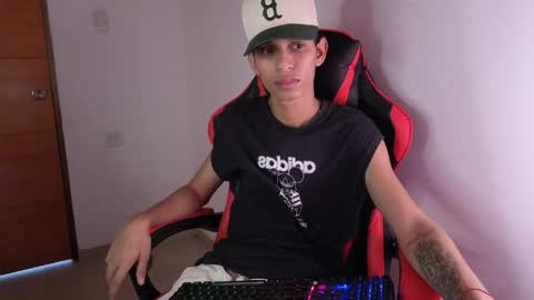 Snapshot of niklaus_wolf chatting on April 24, 8:33 pm niklaus_wolf online show from April 24, 8:33 pm